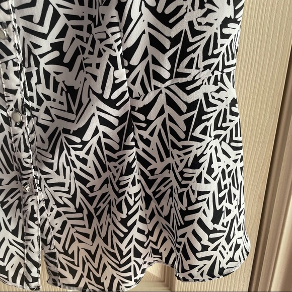 Attractive Top in Animal Print - Picture 3 of 10